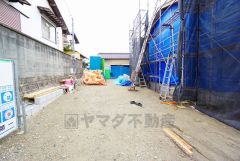 敷地面積広々71坪。 カースペースは停めやすい並列駐車4台付き。自転車やバイクなども置ける広さです。