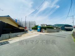 前面道路は約6ｍ以上と駐車がスムーズ＾＾ カースペースは、停めやすい並列駐車3台。