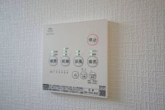 雨の日の洗濯も安心できる浴室暖房乾燥機付き浴室。リモコンで操作もボタン1つで簡単。 浴室暖房乾燥機には、暖房、乾燥、涼風、換気の4つの機能が付いています。タイマー付きです。