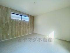 主寝室としても利用できる約8帖の洋室は南西側にバルコニーがあり、日当たり良好です。温かい光の差し込むゆとりのある居室をぜひ現地にてご確認くださいませ。