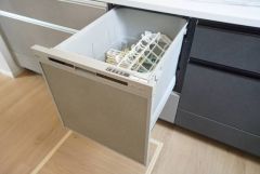 家事の時間が短縮できる食器洗浄乾燥機付。後片付けもラクラクです。 食器を洗う手間が減るので家族とのコミュニケーションの時間や自分の時間が増えますね。