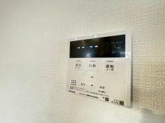 給湯器リモコンはキッチン横からボタンひとつで操作が楽々。通話ボタン付きでお子様とも会話ができて安心です。