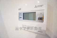 キッチン横からお湯張り、追い炊き、足し湯がボタン一つで楽々操作できる給湯機リモコンです＾＾忙しい夕飯の準備の時間帯に重宝しますね。