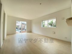 大きな窓のあるリビングは、陽光あふれる明るい空間です。居心地良く、ご家族皆がゆったりくつろげる憩いの空間となりそうです。