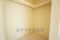 ハンガーパイプ付で散らかりがちな洋服類もきれいに整理できます。使用頻度が少ないものは枕棚の上に、足元には3段ボックスを置いて、フル活用できるクローゼットです＾＾
