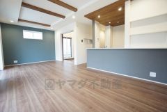 広々とした設計で、家族が集いやすく、くつろぎやすいリビングです。