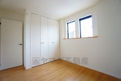 木目調のシンプルデザインで落ち着きと安らぎの空間に仕上げています。各部屋に収納が完備されているので、お荷物が多くなっても安心の設計です。