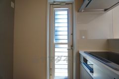 生ごみの仮置きに重宝する勝手口付きのキッチン＾＾　生ごみの臭いに悩まされることがなくなりますね。