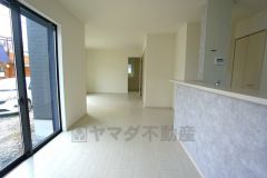対面式キッチンを中心としたリビングダイニングで家族の会話が弾みそうです。