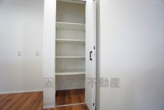 日用品や食品のストック場所として活躍できます。 まとめ買いしてもこの収納量なら心配要らずのパントリー。調理家電や食品のストックをすっきりまとめられ、キッチン周りを広々使えます。