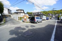 前面道路はや6ｍと広く、駐車がスムーズにできます。