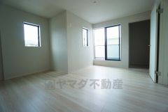 ウォークインクローゼット付きの洋室。スペースも広く、毎日のコーディネートが楽しくなります＾＾