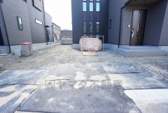 カースペースは停めやすい並列駐車2台付き。