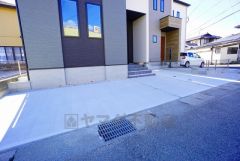 駐車スペースはゆとりある2台分を確保。マイカー用に、お客さま用に、余裕を持ってご利用いただけます。