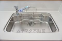 同仕様写真。広々とした凸型シンクに洗剤ポケットを標準装備。大きなお鍋など洗いやすいです。洗剤や石鹸、スポンジもすっきりできる収納付き。