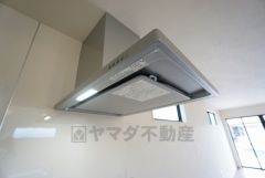 調理により発生する油煙や臭いを吸い込み、屋外へ排気してくれます。