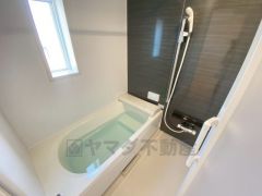 デザイン性に優れた浴槽でゆったりとしたバスタイムを演出。ベンチ付きなので半身浴も楽しめます。 足を伸ばせる浴槽で毎日の疲れを癒してください。