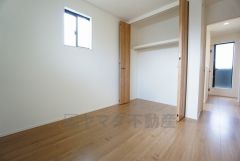 全居室にはたっぷり収納できる大型クローゼットを設置しています。窓には断熱性・保温性にすぐれ、省エネ効果のあるペアガラスを採用。冬には結露を防止します。