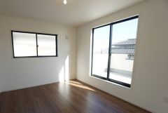 同仕様写真。主寝室としてお使いいただけそうなこちらのお部屋は、日当たりが良く、爽やかな風を感じて起きる朝は、快適生活の始まりに。
