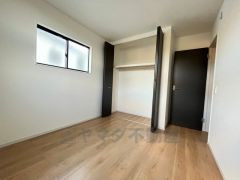 シンプルデザインで落ち着きと安らぎの空間に仕上げています。各部屋に収納が完備されているので、お荷物が多くなっても安心の設計です。