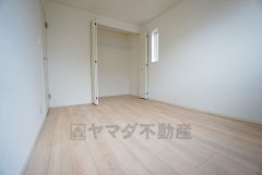 同仕様写真。全居室にはたっぷり収納できる大型クローゼットを設置しています。窓には断熱性・保温性にすぐれ、省エネ効果のあるペアガラスを採用。冬には結露を防止します。