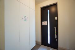 たっぷり収納できるシューズボックスです。家族全員の靴がきれいに整頓できます。棚の上にお花や写真を飾っても良いですね。