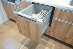 食事の後の手間を解消する食器洗い乾燥機を標準装備。手洗いよりも断然節約でき、節水で自然にもやさしいです。