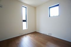 2面採光を確保した明るい室内は、風通しも良く、大変居心地の良い空間となっております。爽やかな風を感じて起きる朝は、快適生活の始まりに。