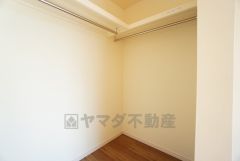ハンガーパイプ付で散らかりがちな洋服類もきれいに整理できます。使用頻度が少ないものは枕棚の上に、足元には3段ボックスを置いて、フル活用できるクローゼットです＾＾