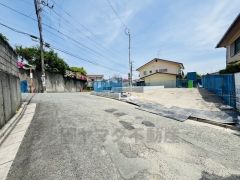 前面道路は交通量が少ないため、小さなお子様がいるご家庭も安心です＾＾ 大型車両の通行も少なく静かで快適な生活を送れます＾＾