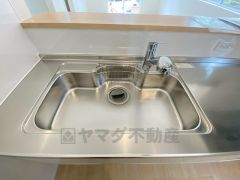 色も形もキレイなシンクは、広さも確保しているので、大きめの鍋も簡単に洗えます。