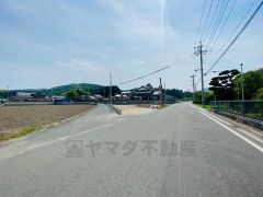 前面道路は大型車両の交通も少なく静かで快適な生活を送れます＾＾ 前面道路は6ｍ以上と駐車がスムーズにできます＾＾
