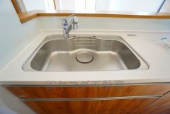 広々とした凸型シンクに洗剤ポケットを標準装備。大きなお鍋など洗いやすいです。洗剤や石鹸、スポンジもすっきりできる収納付き。