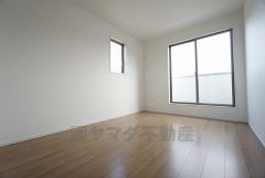 同仕様写真。2面採光を確保した明るい室内は、風通しも良く、大変居心地の良い空間となっております。爽やかな風を感じて起きる朝は、快適生活の始まりに。