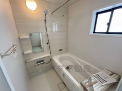 1坪サイズの浴室は、足をのばしてリラックスできます。浴室乾燥機付きなので、雨の日も気にせず洗濯物が干せます。