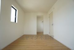同仕様写真。住む人のこだわりを活かす洋室＾＾日当たりがよく、寝室としての利用もおすすめ。広めのクローゼットもあり荷物もすっきり片付けれ、ゆとりのある暮らしが出来ます＾＾