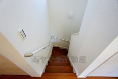 同仕様写真。ご年配の方でも安心できる、手すり付き階段です＾＾段差も低めで設定されてますので安全性にも優れてますね＾＾