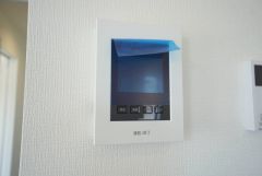 防犯性、セキュリティ対策に安心できるテレビモニター付きインターフォンです。セールスマン対策にもなり安心できます。