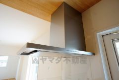 同仕様写真。調理により発生する油煙や臭いを吸い込み、屋外へ排気してくれます。