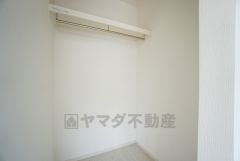 同仕様写真。収納力豊富なウォークインクローゼット付き。洋服や小物などを1箇所にまとめて美しい収納を実現します。