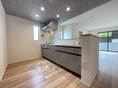 対面式カウンターキッチンでお子様の様子が見守れます。カウンタートップは耐熱性に優れており、日ごろのお掃除もふき取るだけでＯＫ。ステンレスシンクも簡単にお掃除できますよ。