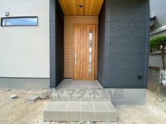 タッチキー採用の玄関。お買い物帰りで、両手がふさがってきても簡単に中に入れます＾＾