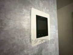 防犯性もばっちり、TVモニター付きインターフォン完備。大きなモニターで玄関先を確認できます。録画機能が付いているので不在時の訪問者も確認できて安心です^^