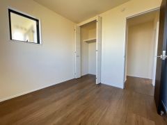 全居室にはたっぷり収納できる大型クローゼットを設置しています。窓には断熱性・保温性にすぐれ、省エネ効果のあるペアガラスを採用。冬には結露を防止します。