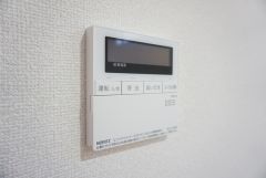 同仕様写真。キッチン横からお湯張り、追い炊き、足し湯がボタン一つで楽々操作できる給湯機リモコンです＾＾忙しい夕飯の準備の時間帯に重宝しますね。