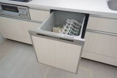 家事の時間が短縮できる食器洗浄乾燥機付。後片付けもラクラクです。 食器を洗う手間が減るので家族とのコミュニケーションの時間や自分の時間が増えますね。