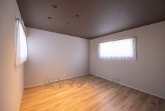 8帖の主寝室はアクセントクロスがオシャレですね。インテリアでどんな部屋にするのか考えるのも楽しみです。