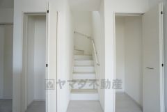 同仕様写真。キッチン横パントリー収納。食器やキッチン用品、食料品の保存に便利です＾＾高さのある物もスッキリ収納できます＾＾