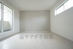 同仕様写真。住む人のこだわりを活かす洋室＾＾日当たりがよく、寝室としての利用もおすすめ。広めのクローゼットもあり荷物もすっきり片付けれ、ゆとりのある暮らしが出来ます＾＾