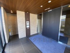 オートロックは、外部の人が自由に建物内に出入りできないため、不審者の侵入防止効果があります。セールスマン対策にもなり安心できます。